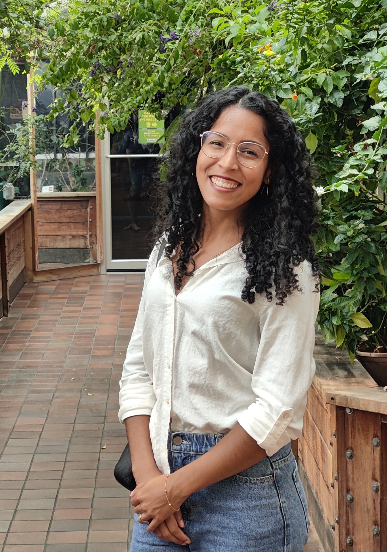 Rebeca Campos sorrindo em área externa